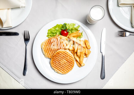 Tostare Sandwich con patatine fritte e guarnire con yogurt Foto Stock