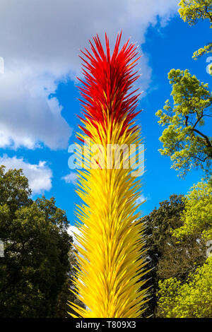 4 Maggio 2019 - Dale Chihuly sculture di vetro 'Scarlet e Giallo TORRE Icicle' (2013) come parte della mostra temporanea a Kew Gardens, Londra Foto Stock