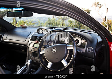 Red Holden Monaro HSV Coupe II 2003 GTO, Vauxhall, Pontiac GTO, Chevrolet Lumina Coupé. Mostra il cruscotto e anteriore interno con Bush. Foto Stock