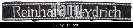 Un sleeveband "Reinhard Heydrich' per uomini arruolati/NCO del sesto o xi SS-Gebirgsjäger-Regiment della 6SS-Gebirgs-Division " Nord " in RZM problema. In tessuto nero con bordatura in argento e grigio-argento macchina-nome ricamato con rinforzo di tessuto sul retro. Cucito RZM SS tag della carta. Non sottoscritto. Lunghezza 49,5 cm. storica, storica del xx secolo, 1930S, 1940s, secret service, servizio di sicurezza, servizi segreti, i servizi di sicurezza, polizia, servizio armato, servizi armati, NS, il socialismo nazionale, il nazismo, il terzo Reich, Reich tedesco, Germania, utensile e un pezzo di attrezzature, utensili, , Editorial-Use-solo Foto Stock