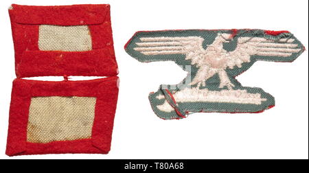 Un collare di patch e di un manicotto eagle per uomini arruolati/NCO del volontario italiano Legion, al più tardi il 29 Waffen Grenadier Division della SS (italiano n. 1). La produzione tedesca di rosso feltro in lana con il grigio-rune ricamato. Non sottoscritto, ancora cuciti insieme. Compresa la corrispondenza non sottoscritto bianco-manicotto ricamato eagle sul panno rosso. Da giugno 1944 su queste insegne colorate, unica nelle Waffen SS, sono stati sostituiti da nero standardizzato le patch con fasces per la lingua italiana legionari. storica, storica del xx secolo, 1930S, 1940s, i servizi segreti, sicurezza, servizio segreto , Editorial-Use-solo Foto Stock