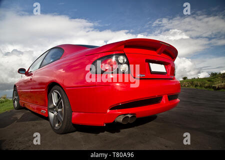 Red Holden Monaro HSV Coupe II 2003 GTO, Vauxhall, Pontiac GTO, Chevrolet Lumina Coupé. Scenic Drive, Waitakere Ranges, Pukematekeo. Shiny auto sportiva. Foto Stock