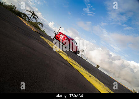 Red Holden Monaro HSV Coupe II 2003 GTO, Vauxhall, Pontiac GTO, Chevrolet Lumina Coupé. Scenic Drive, Waitakere Ranges, Pukematekeo. Shiny auto sportiva. Foto Stock