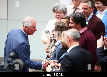 Monaco di Baviera, Germania. 09 Maggio, 2019. Il British Prince Charles (l) saluta i dipendenti Siemens durante la sua visita a Siemens Corporate headquarters. Credito: Michael Dalder/Reuters/Piscina/dpa/Alamy Live News Foto Stock