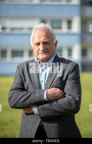 Pforzheim, Germania. 07 Maggio, 2019. Waldemar Meser (CDU), presidente di Haidach genitori' iniziativa e candidato per le elezioni locali, sorge su un prato nel distretto di Haidach. Credito: Sebastian Gollnow/dpa/Alamy Live News Foto Stock