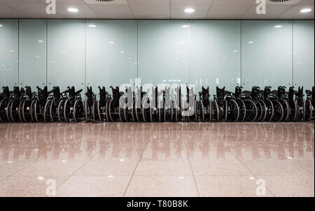 Barcellona, Spagna. 08 Maggio, 2019. Un cervo sedia a rotelle è in piedi all aeroporto di Barcelona - El Prat (BCN). Credito: Andreas Arnold/dpa/Alamy Live News Foto Stock