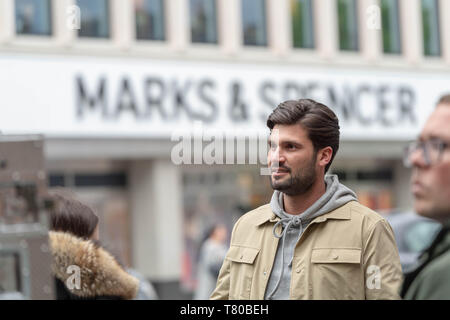 Brentwood Essex 9 maggio 2019 riprese di l'ultimo episodio del solo modo è Essex TOWIE in Brentwood High Street Credit Ian Davidson/Alamy Live News Foto Stock