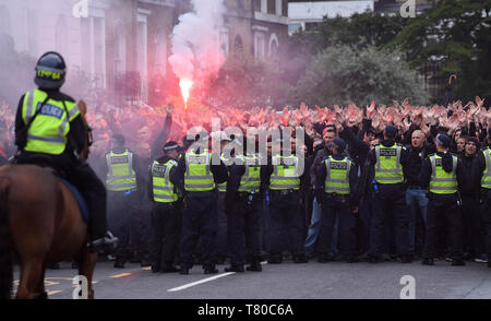 Londra, Regno Unito. 09 Maggio, 2019. La ventola prima di marzo il gioco. GES/calcio: UEFA Europa League semi-finale, retromarcia: Chelsea - Eintracht Francoforte, 09.05.2019 Sport: UEFA Europa League semifinale, Returnmatch, Chelsea FC - Eintracht Francoforte, Londra, 9 Maggio 2019 | Utilizzo di credito in tutto il mondo: dpa/Alamy Live News Foto Stock