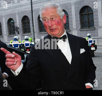 Monaco di Baviera, Germania. 09 Maggio, 2019. Il British erede al trono il Principe Charles proviene da uno stato banchetto nella residenza storica. Credito: Angelika Warmuth/dpa/Alamy Live News Foto Stock