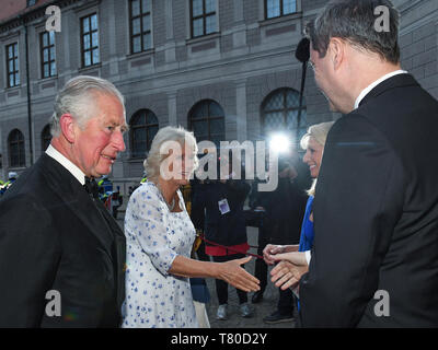 Monaco di Baviera, Germania. 09 Maggio, 2019. Il Primo Ministro bavarese Markus Söder (CSU, r) e sua moglie Karin Baumüller-Söder (secondo da destra) Benvenuti Il British erede al trono il Principe Carlo (l) e Camilla Duchessa di Cornovaglia per un banchetto di stato nella residenza storica. Credito: Angelika Warmuth/dpa/Alamy Live News Foto Stock