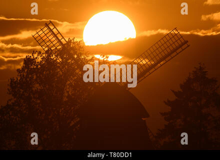 Hannover, Germania. 09 Maggio, 2019. Il sole scende dietro il mulino a vento di altri. Credito: Christophe Gateau/dpa/Alamy Live News Foto Stock