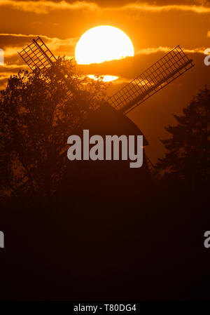 Hannover, Germania. 09 Maggio, 2019. Il sole scende dietro il mulino a vento di altri. Credito: Christophe Gateau/dpa/Alamy Live News Foto Stock