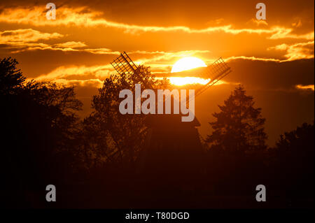 Hannover, Germania. 09 Maggio, 2019. Il sole scende dietro il mulino a vento di altri. Credito: Christophe Gateau/dpa/Alamy Live News Foto Stock