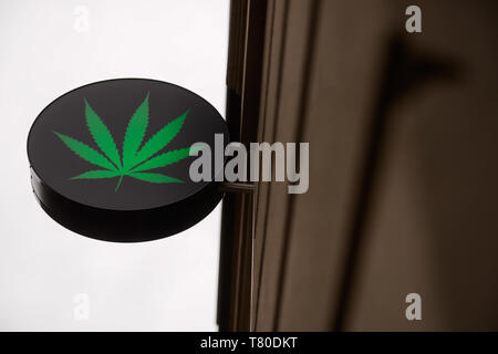 Cracovia in Polonia. Il 9 maggio, 2019. Un Dr Ziolko Cannabis Shop segno è visibile al centro della citta'. Credito: Omar Marques/SOPA Immagini/ZUMA filo/Alamy Live News Foto Stock