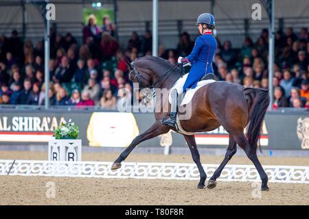 Windsor, Berkshire, Regno Unito. 09 Maggio, 2019. Vincitore. Charlotte Dujardin in sella Erlentanz. GBR. L'Al Shira"aa Grand Prix. CDI4*. Dressage. Royal Windsor Horse Show. Windsor. Berkshire. Regno Unito. GBR. 09/05/2019. Credito: Sport In immagini/Alamy Live News Foto Stock