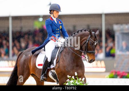 Windsor, Berkshire, Regno Unito. 09 Maggio, 2019. Vincitore. Charlotte Dujardin in sella Erlentanz. GBR. L'Al Shira"aa Grand Prix. CDI4*. Dressage. Royal Windsor Horse Show. Windsor. Berkshire. Regno Unito. GBR. 09/05/2019. Credito: Sport In immagini/Alamy Live News Foto Stock