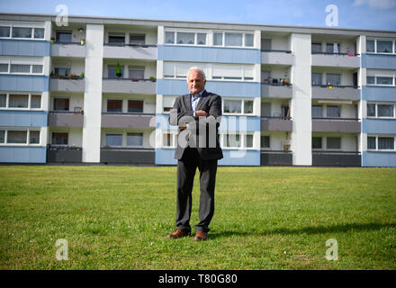 Pforzheim, Germania. 07 Maggio, 2019. Waldemar Meser (CDU), presidente di Haidach genitori' iniziativa, sorge in un prato. Credito: Sebastian Gollnow/dpa/Alamy Live News Foto Stock