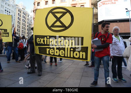 Estinzione della ribellione manifestanti visto tenendo un banner durante la protesta. Estinzione della ribellione gli attivisti si sono riuniti di fronte al Callao cinema di Madrid per chiedere al governo spagnolo di agire contro il cambiamento climatico. Foto Stock