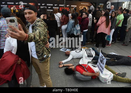 Madrid, Spagna. Il 9 maggio, 2019. Un gruppo di attivisti dalla ribellione di estinzione visto che giace a terra fingendo di essere morto durante una performance.estinzione della ribellione gli attivisti si sono riuniti di fronte al Callao cinema di Madrid per chiedere al governo spagnolo di agire contro il cambiamento climatico. Credito: John Milner/SOPA Immagini/ZUMA filo/Alamy Live News Foto Stock