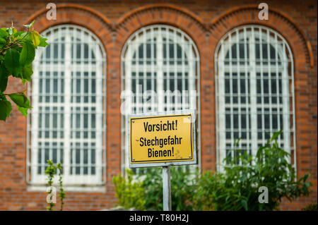 Lingen in Germania. 09 Maggio, 2019. Nel cortile del Lingen correzionali facility vi è un cartello che diceva "Attenzione! Pericolo urticante le api" stand. (A dpa 'Prigionieri in Bassa Sassonia sono addestrati come gli apicoltori') Credito: Mohssen Assanimoghaddam/dpa/Alamy Live News Foto Stock