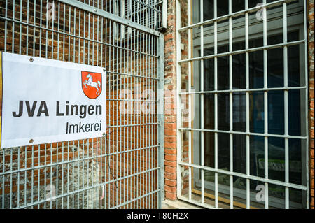 Lingen in Germania. 09 Maggio, 2019. Un banner con la scritta 'JVA Lingen Imkerei' appeso su un recinto nel cortile interno del Lingen correzionali facility. (A dpa 'Prigionieri in Bassa Sassonia sono addestrati come gli apicoltori') Credito: Mohssen Assanimoghaddam/dpa/Alamy Live News Foto Stock