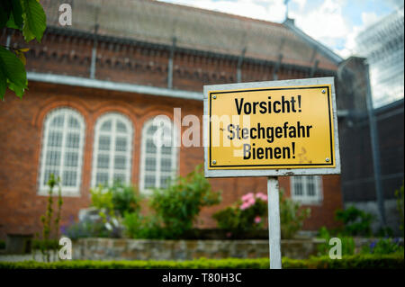 Lingen in Germania. 09 Maggio, 2019. Nel cortile del Lingen correzionali facility vi è un cartello che diceva "Attenzione! Pericolo urticante le api" stand. (A dpa 'Prigionieri in Bassa Sassonia sono addestrati come gli apicoltori') Credito: Mohssen Assanimoghaddam/dpa/Alamy Live News Foto Stock