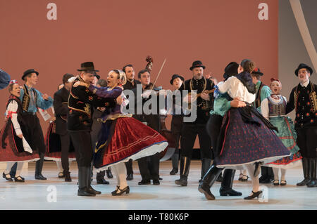 (190510) -- BUDAPEST, 10 maggio 2019 (Xinhua) -- i membri dello Stato Ungherese Folk Ensemble eseguire durante una prova generale della loro nuova produzione "i mille volti della Terra australe' a Budapest, Ungheria, 9 maggio 2019. (Xinhua/Attila Volgyi) Foto Stock