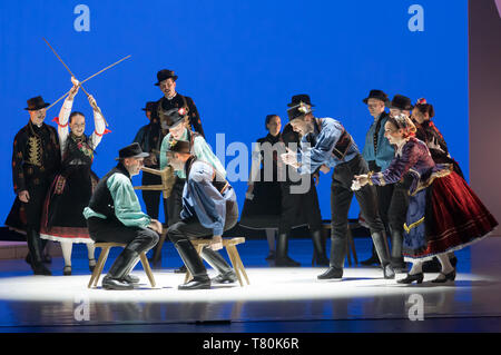 (190510) -- BUDAPEST, 10 maggio 2019 (Xinhua) -- i membri dello Stato Ungherese Folk Ensemble eseguire durante una prova generale della loro nuova produzione "i mille volti della Terra australe' a Budapest, Ungheria, 9 maggio 2019. (Xinhua/Attila Volgyi) Foto Stock