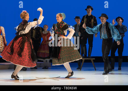 (190510) -- BUDAPEST, 10 maggio 2019 (Xinhua) -- i membri dello Stato Ungherese Folk Ensemble eseguire durante una prova generale della loro nuova produzione "i mille volti della Terra australe' a Budapest, Ungheria, 9 maggio 2019. (Xinhua/Attila Volgyi) Foto Stock