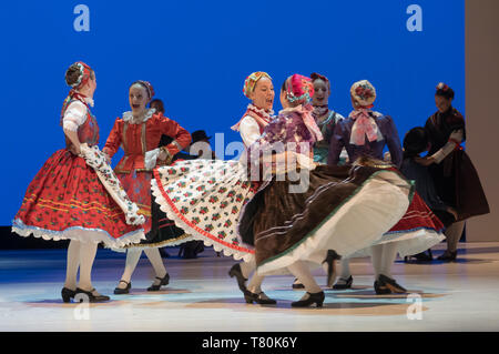 (190510) -- BUDAPEST, 10 maggio 2019 (Xinhua) -- i membri dello Stato Ungherese Folk Ensemble eseguire durante una prova generale della loro nuova produzione "i mille volti della Terra australe' a Budapest, Ungheria, 9 maggio 2019. (Xinhua/Attila Volgyi) Foto Stock