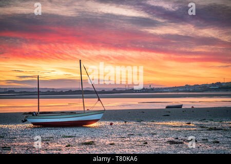 Meteo del Regno Unito il 10 maggio. Dopo una fredda e quasi sereno notte in North Devon, il sole inizia a salire attraverso un sottile velo di cloud, producendo un colorato alba sopra il fiume Torridge estuary a Appledore. Foto Stock