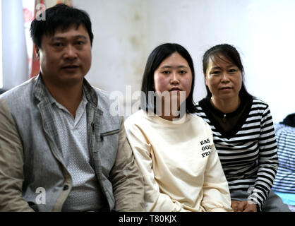 (190510) -- HARBIN, 10 maggio 2019 (Xinhua) -- Foto scattata il 9 maggio 2019 Mostra Tingting Qin (C) e i suoi genitori nella loro residenza di Harbin, a nord-est della Cina di Heilongjiang provincia. Qin Tingting, originariamente dalla Cina del nord della Mongolia Interna Regione Autonoma, è una matricola di Harbin università di ingegneria. La sofferenza da Myasthenic congenita sindrome (CMS, noto anche come debolezza muscolare), ella ha a sedersi su una sedia a rotelle e rendere molto più sforzo rispetto alla media di persone. Dopo aver diagnosticato con CMS, Qin non ha mai dato il suo sogno che voleva entrare in università. Ella è stata ammessa al Colleg Foto Stock