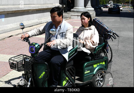 (190510) -- HARBIN, 10 maggio 2019 (Xinhua) -- Qin Shoucheng, Qin Tingting il padre prende il suo fino dopo la classe in Harbin, a nord-est della Cina di Heilongjiang Provincia, in data 9 maggio 2019. Qin Tingting, originariamente dalla Cina del nord della Mongolia Interna Regione Autonoma, è una matricola di Harbin università di ingegneria. La sofferenza da Myasthenic congenita sindrome (CMS, noto anche come debolezza muscolare), ella ha a sedersi su una sedia a rotelle e rendere molto più sforzo rispetto alla media di persone. Dopo aver diagnosticato con CMS, Qin non ha mai dato il suo sogno che voleva entrare in università. Ella è stata ammessa al collegio di M Foto Stock