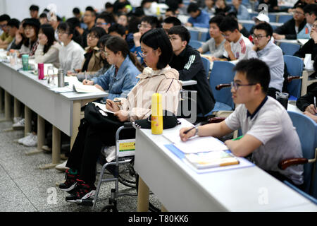 (190510) -- HARBIN, 10 maggio 2019 (Xinhua) -- Tingting Qin (2a R, fila anteriore) assiste la classe sulla sedia a rotelle a Harbin, a nord-est della Cina di Heilongjiang Provincia, in data 9 maggio 2019. Qin Tingting, originariamente dalla Cina del nord della Mongolia Interna Regione Autonoma, è una matricola di Harbin università di ingegneria. La sofferenza da Myasthenic congenita sindrome (CMS, noto anche come debolezza muscolare), ella ha a sedersi su una sedia a rotelle e rendere molto più sforzo rispetto alla media di persone. Dopo aver diagnosticato con CMS, Qin non ha mai dato il suo sogno che voleva entrare in università. Ella è stata ammessa al collegio di Foto Stock