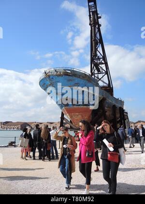 Venedig, Italia. Il 10 maggio, 2019. Il relitto della barca Nostra, una nave che affondò nel 2015 e aveva 700 migranti a bordo, sorge nell'Arsenale presso la Biennale Arte Venezia 2019. Il naufragio può essere visto come un arte di installazione di Christoph Büchel. L'esposizione internazionale d'arte inizia il 11.05.2019 e termina il 24.11.2019. Credito: Lena Klimkeit/dpa/Alamy Live News Foto Stock