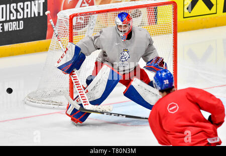 Bratislava, Slovacchia. Il 10 maggio, 2019. Hockey ceca portiere Patrik Bartosak assiste la sessione di formazione tecnica per il match contro la Svezia al Campionato del Mondo di Bratislava, Slovacchia, 10 maggio 2019. Credito: Vit Simanek/CTK foto/Alamy Live News Foto Stock