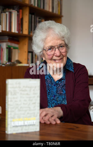 Berlino, Germania. 09 Maggio, 2019. Magno Nussbaum, un amico delle sorelle Margot e la casa di Anna Frank, sorrisi durante un dpa intervista circa il libro "Anne Frank - Liebe Kitty'. 'Dear Kitty' è il destinatario immaginario di molte lettere diario di Anne Frank. (Per "Amore Kitty' - Anne Frank del romanzo è riscoperto) Credito: Soeren Stache/dpa/Alamy Live News Foto Stock