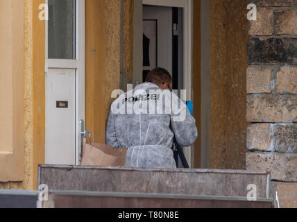 10 maggio 2019, Sassonia, Dresda: un poliziotto scatta una foto di fronte a una casa dove il padre è detto di avere ucciso i suoi figli. Lo sfondo è sospettato di essere una controversia tra i genitori - ma l'inchiesta è ancora nella sua infanzia. Foto: Robert Michael/dpa-Zentralbild/dpa Foto Stock