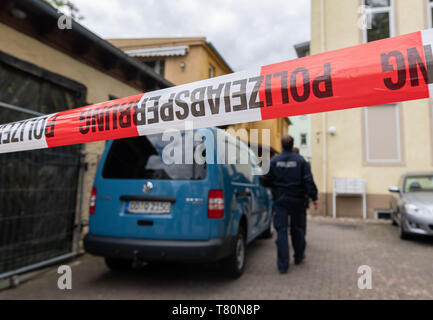 10 maggio 2019, Sassonia, Dresda: Polizia nastro barriera è posto di fronte a una casa dove il padre è detto di avere ucciso i suoi figli. Lo sfondo è sospettato di essere una controversia tra i genitori - ma l'inchiesta è ancora nella sua infanzia. Foto: Robert Michael/dpa-Zentralbild/dpa Foto Stock