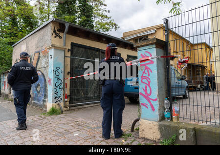 10 maggio 2019, Sassonia, Dresda: poliziotti sono in piedi di fronte a una casa in cui il padre è detto di avere ucciso i suoi figli. Lo sfondo è sospettato di essere una controversia tra i genitori - ma l'inchiesta è ancora nella sua infanzia. Foto: Robert Michael/dpa-Zentralbild/dpa Foto Stock