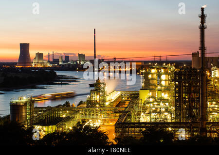 17 luglio 2018, Duisburg, Germania: La Thyssenkrupp Steel factory Schwelgern (R) e Steag centrale termoelettrica Walsum (L) sono immersi nel bagliore arancione del tramonto. Foto: Marcel Kusch/dpa | Utilizzo di tutto il mondo Foto Stock