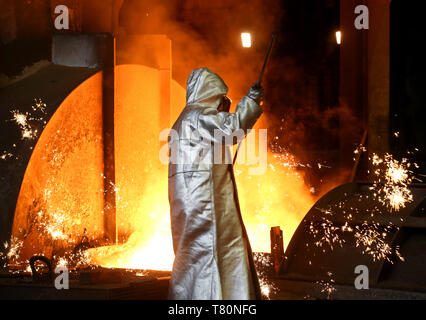 Un lavoratore in acciaio verifica la qualità di acciaio in forno n. 8 alla ThyssenKrupp acciaierie in Duisberg, Germania, 17 marzo 2017. Il tedesco unione metalmeccanici IG Metall e il produttore tedesco d'acciaio hanno convenuto su una nuova trattativa salariale. In due fasi, i salari dovrebbero aumentare del 2,3 per cento per il 1 aprile 2017 e poi di nuovo dal 1,7 per cento il 1 maggio 2018 Foto: Roland Weihrauch/dpa | Utilizzo di tutto il mondo Foto Stock