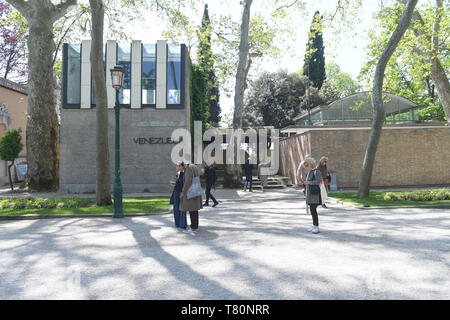 Venedig, Italia. Il 10 maggio, 2019. Il padiglione chiuso del Venezuela sul sito dei giardini. L'esposizione internazionale d'arte inizia il 11.05.2019 e termina il 24.11.2019. Credito: Felix Hörhager/dpa/Alamy Live News Foto Stock