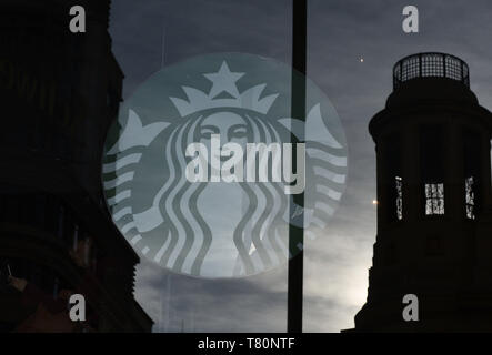 9 maggio 2019 - Madrid, Madrid, Spagna - Starbucks Coffee Logo che si vede sulla finestra shop a Piazza Callao in Madrid. (Credito Immagine: © Giovanni Milner/SOPA immagini via ZUMA filo) Foto Stock