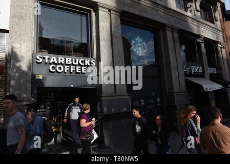 9 maggio 2019 - Madrid, Madrid, Spagna - Starbucks Coffee shop visto a Piazza Callao in Madrid. (Credito Immagine: © Giovanni Milner/SOPA immagini via ZUMA filo) Foto Stock