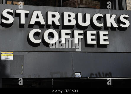 9 maggio 2019 - Madrid, Madrid, Spagna - caffè Starbucks logo segno visibile all'entrata del negozio a Piazza Callao in Madrid. (Credito Immagine: © Giovanni Milner/SOPA immagini via ZUMA filo) Foto Stock