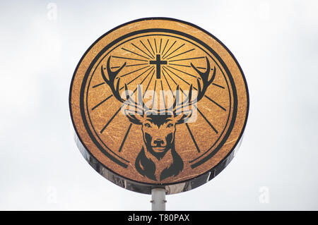 Wolfenbüttel, Germania. Il 10 maggio 2019. Il logo della società può essere visto sul tetto del recentemente allargato impianto di riempimento del produttore di bevande Jägermeister. Con questa espansione, Jägermeister ha, secondo le proprie informazioni, realizzato uno dei più grandi spiriti di impianti di imbottigliamento in Europa. Foto: Christophe Gateau/dpa Credito: dpa picture alliance/Alamy Live News Foto Stock