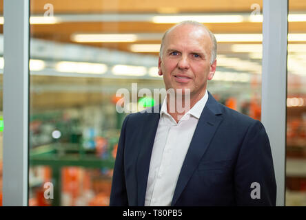 Wolfenbüttel, Germania. Il 10 maggio 2019. Michael Volke, CEO di Mast-Jägermeister, sorge nella recentemente ampliato impianto di imbottigliamento della bevanda fabbricante Jägermeister. Con questa espansione, Jägermeister ha, secondo le proprie informazioni, realizzato uno dei più grandi spiriti di impianti di imbottigliamento in Europa. Foto: Christophe Gateau/dpa Credito: dpa picture alliance/Alamy Live News Foto Stock