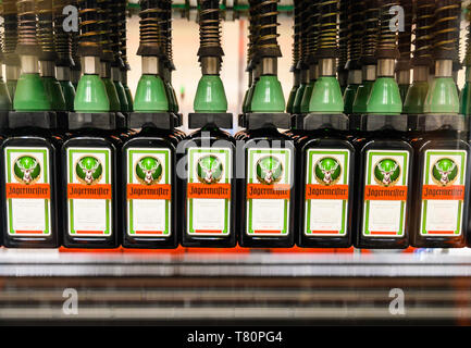 Wolfenbüttel, Germania. Il 10 maggio 2019. Bottiglie Jägermeister sono ordinati nella recentemente ampliato impianto di riempimento del produttore di bevande Jägermeister. Con questa espansione, Jägermeister ha, secondo le proprie informazioni, realizzato uno dei più grandi spiriti di impianti di imbottigliamento in Europa. Foto: Christophe Gateau/dpa Credito: dpa picture alliance/Alamy Live News Foto Stock