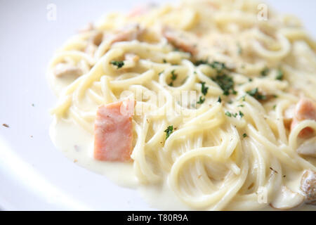 Spaghetti al sugo bianco con salmone Foto Stock